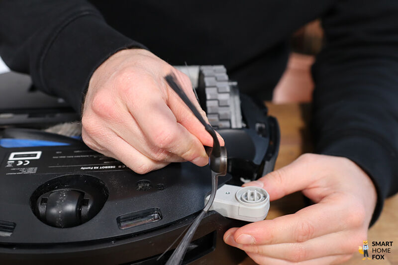 Die Seitenbürste des ECOVACS DEEBOT X8 PRO OMNI wird abgenommen.